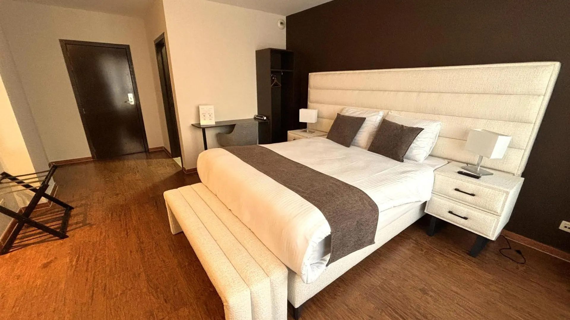 Escale Hotel contacts